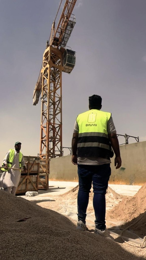 لماذا يُعد نظام «التصميم والتنفيذ المتكامل» هو الخيار الأذكى لمشروعك التجاري بالرياض؟ 7 فريق التصميم والتنفيذ المتكامل يتابع الأعمال الإنشائية