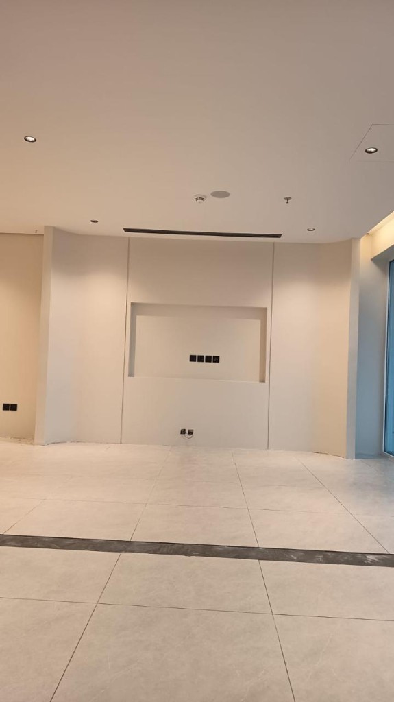تشطيب شقق فاخرة بالرياض وجدار محوري مجهز للتلفزيون