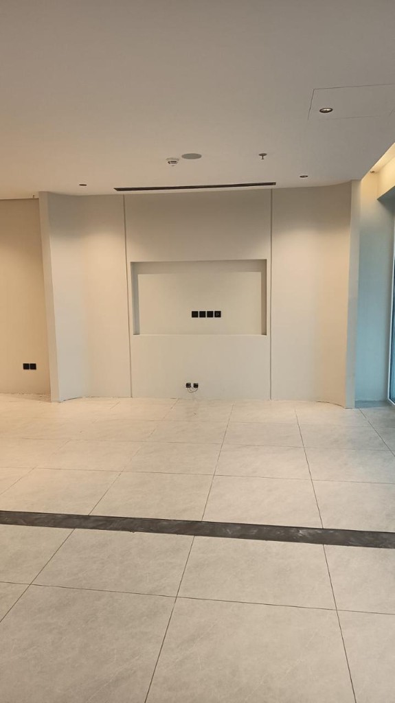 تشطيب شقق فاخرة بالرياض وجدار تلفزيون بخطوط هندسية