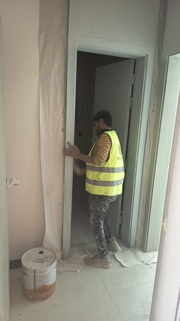 تشطيب شقه الرياض: قصة مشروع حقيقي من الجدران الخام إلى منزل مكتمل التفاصيل 1 تشطيب شقه الرياض خلال تجهيز الجدار وإطار الباب