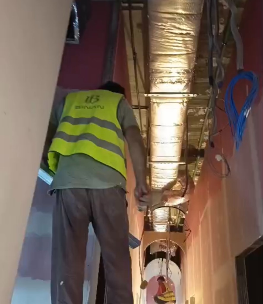 تشطيب مشروع تجاري وتنسيق مجاري التكييف في الممرات