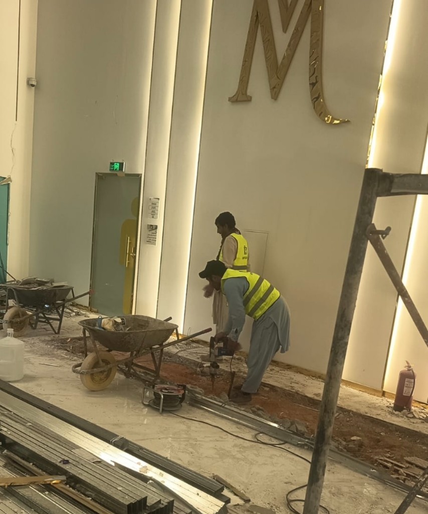 تشطيب مشروع تجاري وإظهار الهوية البصرية بالإضاءة