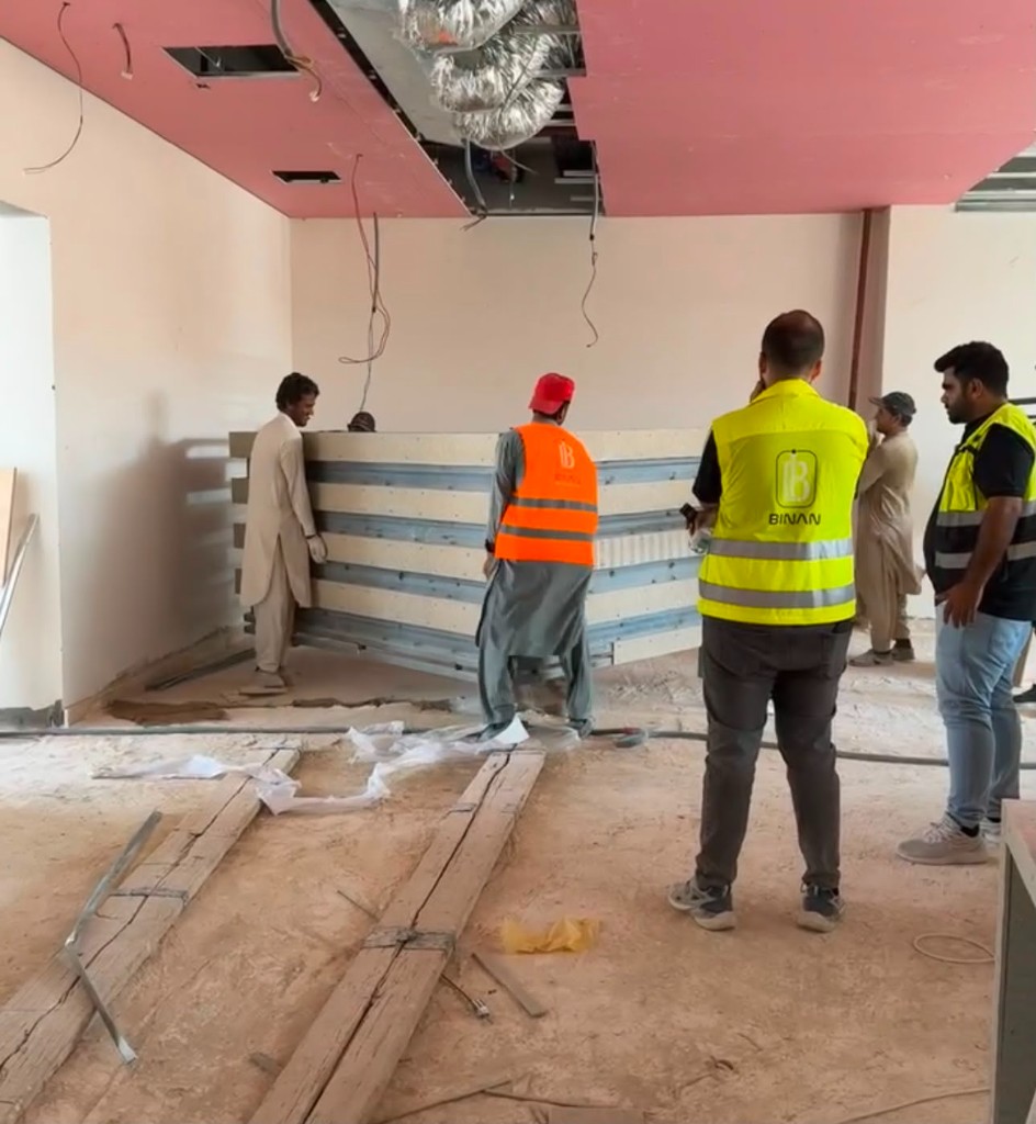 تجهيز مشاريع تجارية في الرياض أثناء تركيب القواطع الداخلية