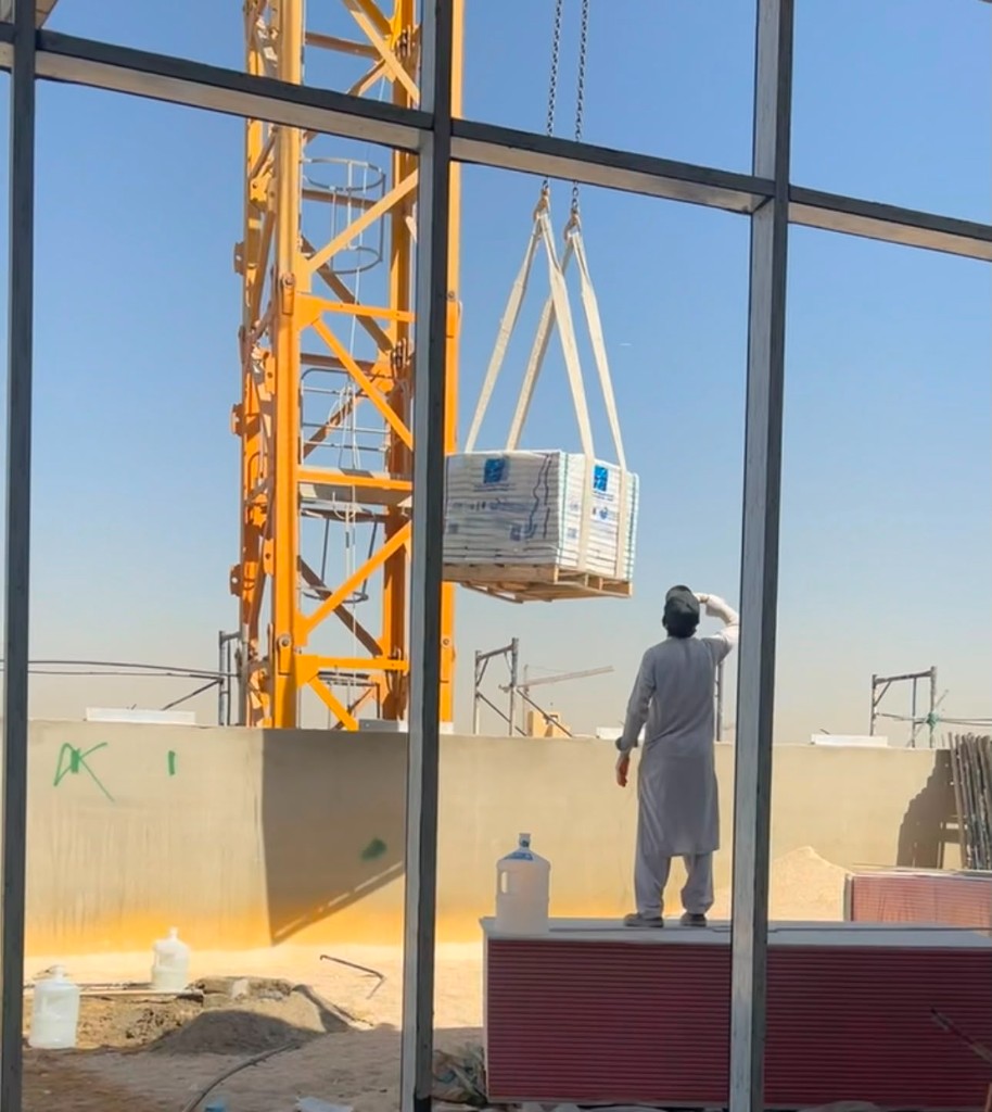 تجهيز مشاريع تجارية في الرياض ورفع مواد التشطيب إلى موقع المشروع