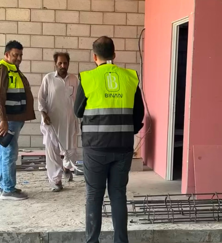 فريق شركة تشطيبات تجارية خلال معاينة الأعمال مع العميل