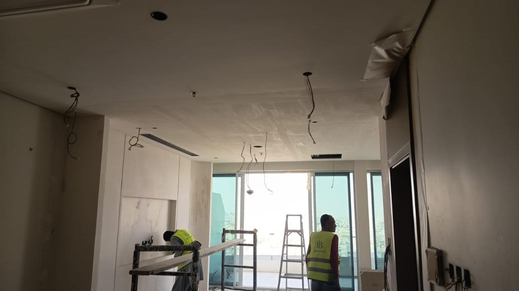 تشطيب شقق فاخرة بالرياض: تحويل المساحات إلى تحف فنية بمعايير هندسية 8 اختبار الإنارة ضمن معايير تشطيب الشقق الفاخرة