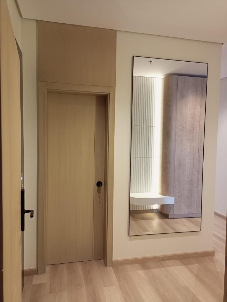 تشطيب شقق فاخرة بالرياض: تحويل المساحات إلى تحف فنية بمعايير هندسية 6 تفاصيل الباب والمرآة وفق معايير تشطيب الشقق الفاخرة