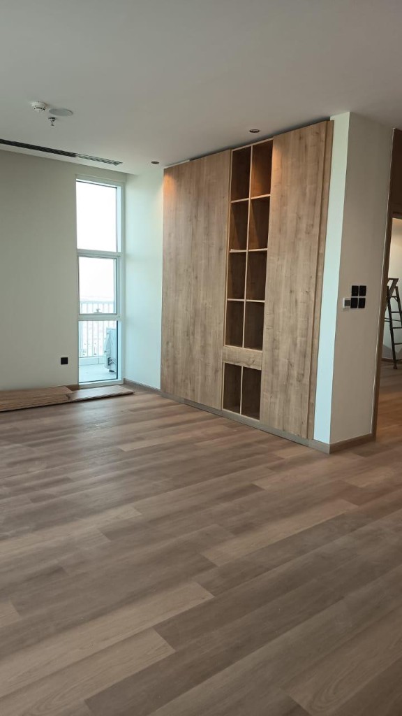 تشطيب شقق فاخرة بالرياض: تحويل المساحات إلى تحف فنية بمعايير هندسية 9 معايير تشطيب الشقق الفاخرة في خزانة خشبية مدمجة