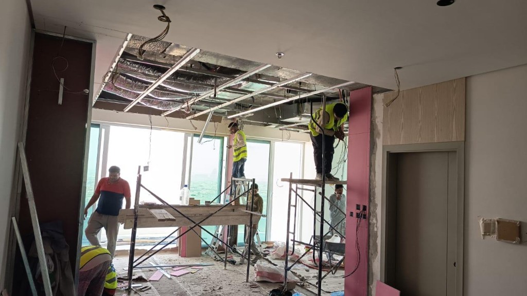 تشطيب شقق فاخرة بالرياض: تحويل المساحات إلى تحف فنية بمعايير هندسية 2 فريق بينان يطبق معايير تشطيب الشقق الفاخرة في السقف
