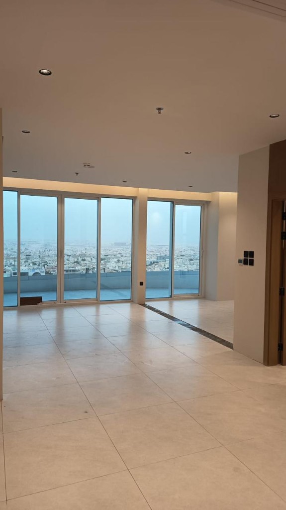 تشطيب شقق فاخرة بالرياض: تحويل المساحات إلى تحف فنية بمعايير هندسية 4 الإضاءة الطبيعية ضمن معايير تشطيب الشقق الفاخرة بالرياض