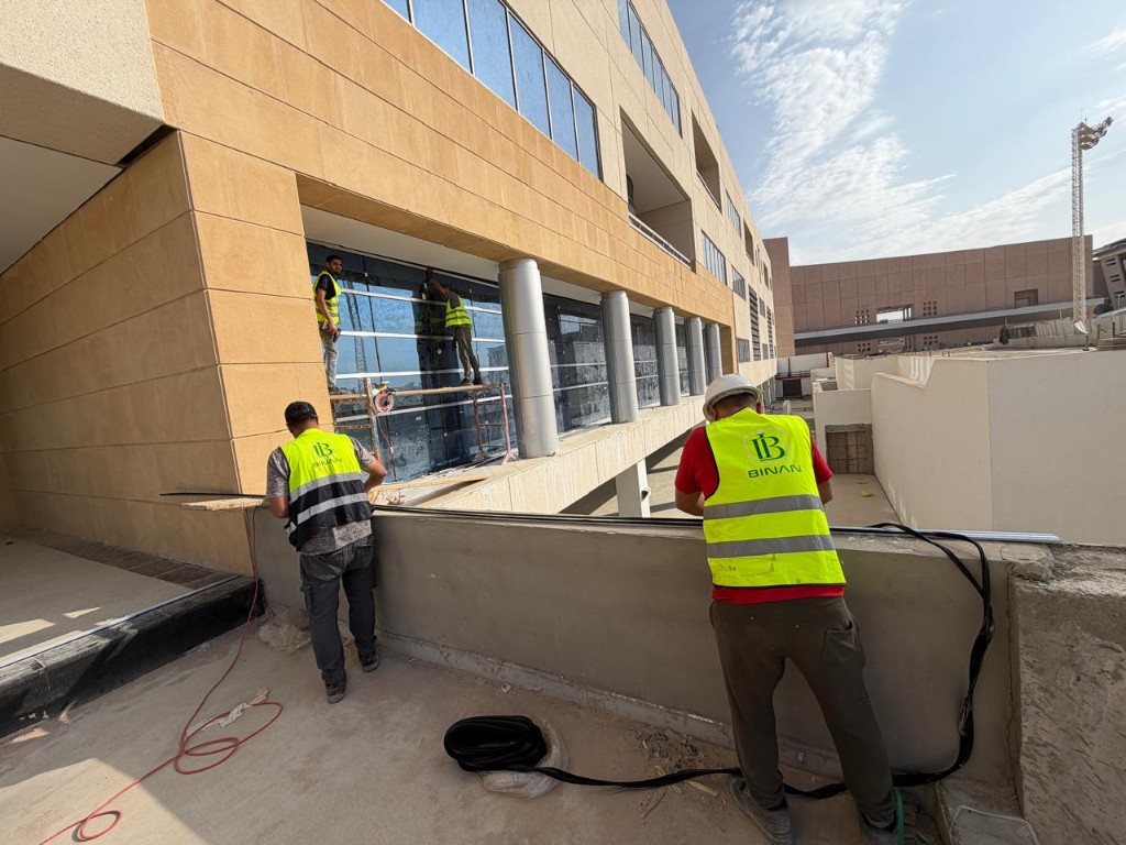 تصميم وتركيب واجهات مباني مودرن بالرياض: معايير الجودة التي ترفع من قيمة عقارك 1 تركيب زجاج واجهات مباني مودرن بالرياض